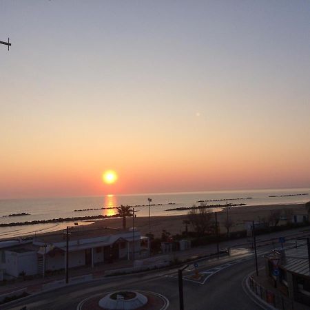 Апартаменти Sunrise Beach House - Sea View Монтезільвано Екстер'єр фото