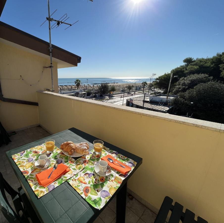 Апартаменти Sunrise Beach House - Sea View Монтезільвано Екстер'єр фото