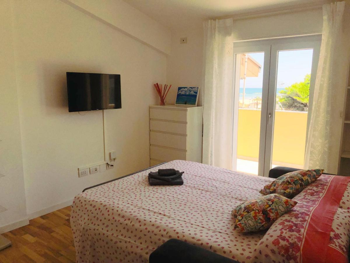 Апартаменти Sunrise Beach House - Sea View Монтезільвано Екстер'єр фото